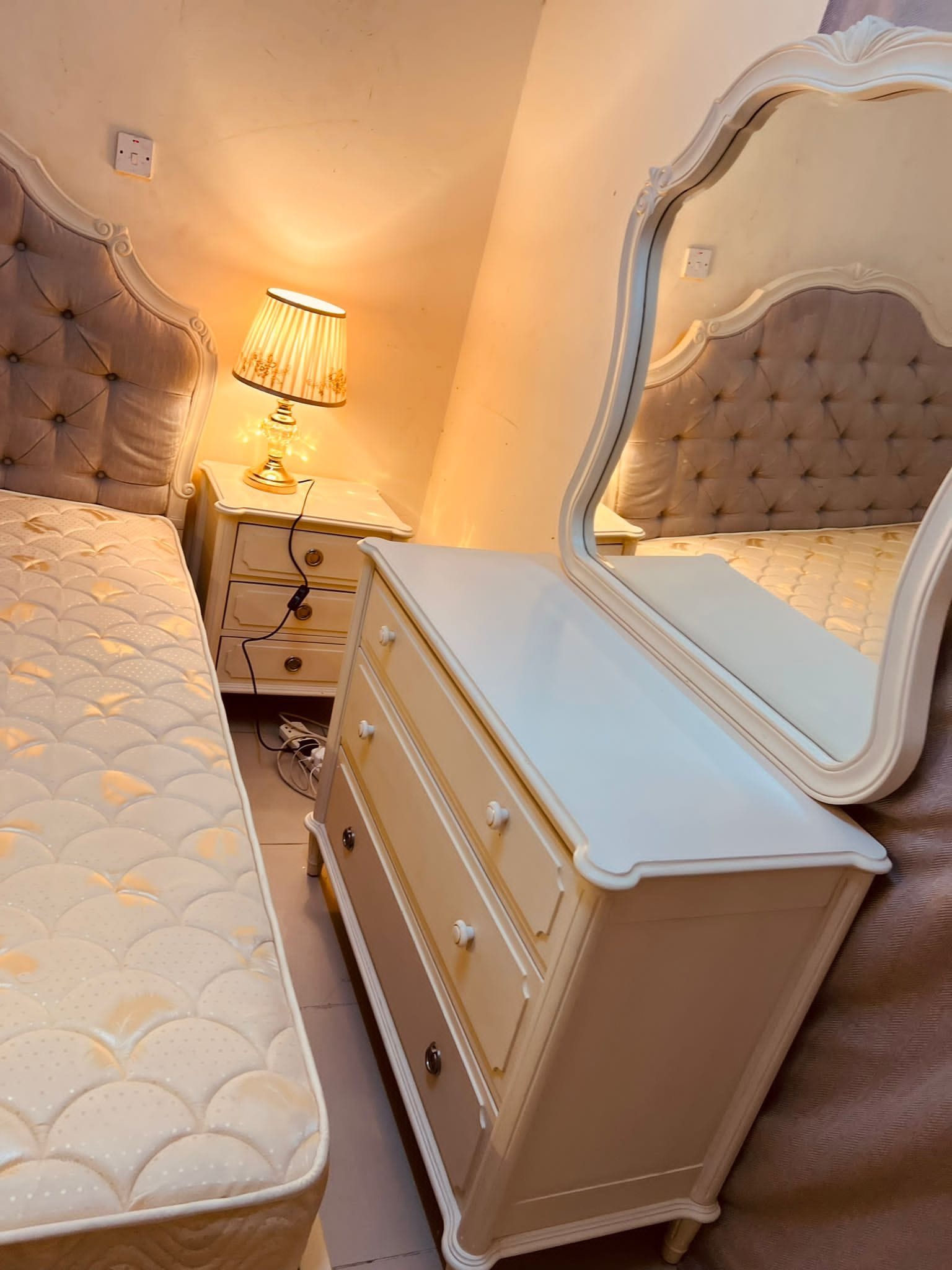 sailing bed dressing table and two side table Qatar pick